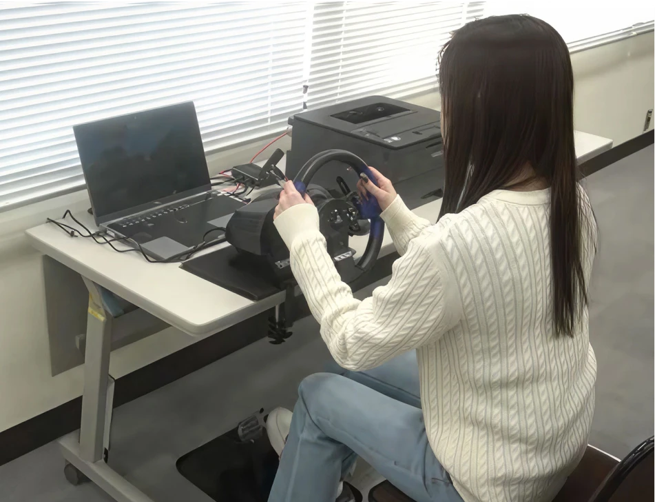 ドライビングシミュレータ使用のイメージ画像